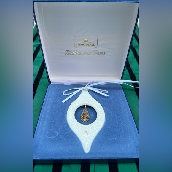 WEDGWOOD Millenium Gems Ornament - Good Fortune - Picture 3 of 3